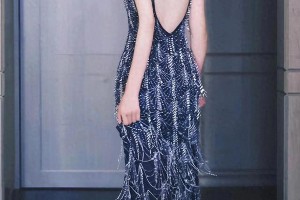 吴宣仪童话少女身材解析：纤细腰肢与完美比例
