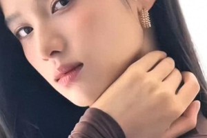 张婧仪黑色抹胸装展现冷艳魅力，优雅时尚造型解析