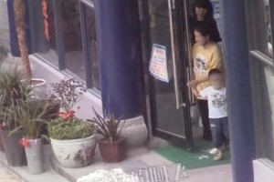 赵丽颖冯绍峰横店接儿子团聚，3岁想想戴眼镜引关注