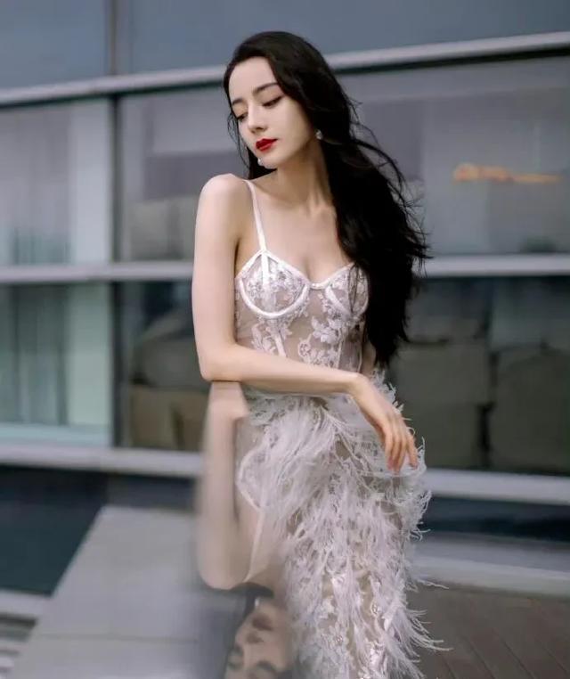 迪丽热巴珍珠羽毛裙