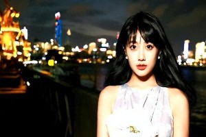 李艺彤最新写真集：青春活力与时尚魅力