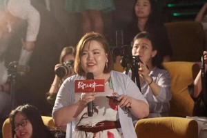 贾玲43岁瘦身蜕变，上海庆生展现优雅气质