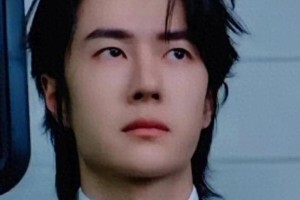 王一博华表奖黑白西装造型引爆热搜，颜值与实力并存