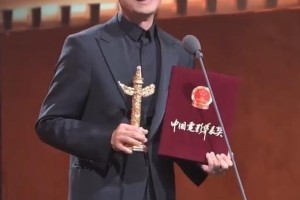71岁成龙华表奖状态如何？张译雷佳音同框身高差引热议