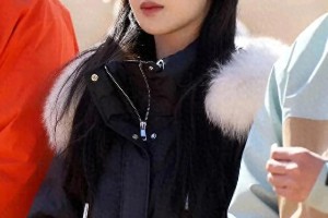 杨紫新剧开机现场活力四射，羽绒服造型反差萌吸睛
