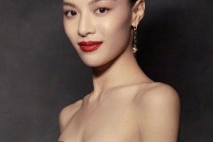 钟楚曦外籍前男友曝光，与李现颜值对比引热议