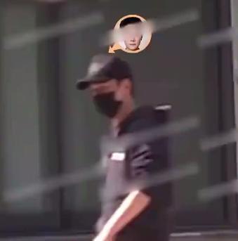 冯绍峰带儿子就医