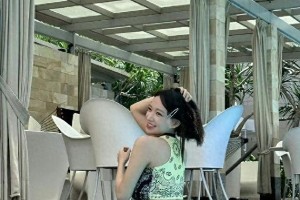 程潇泳池美照曝光，大长腿惊艳网友