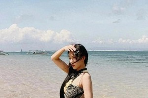 程潇海边写真展现性感与清纯魅力