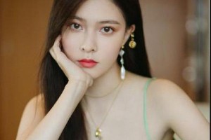 宋妍霏绿色吊带开叉裙展现傣族风情，肌肤雪白如霜