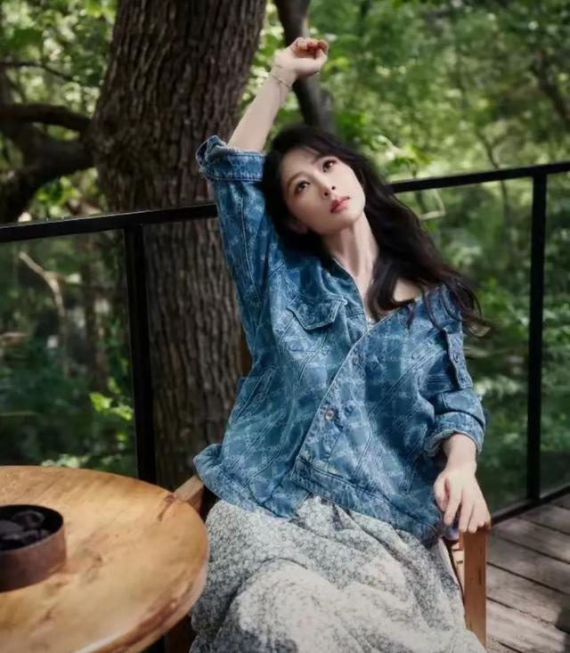 杨紫清新穿搭