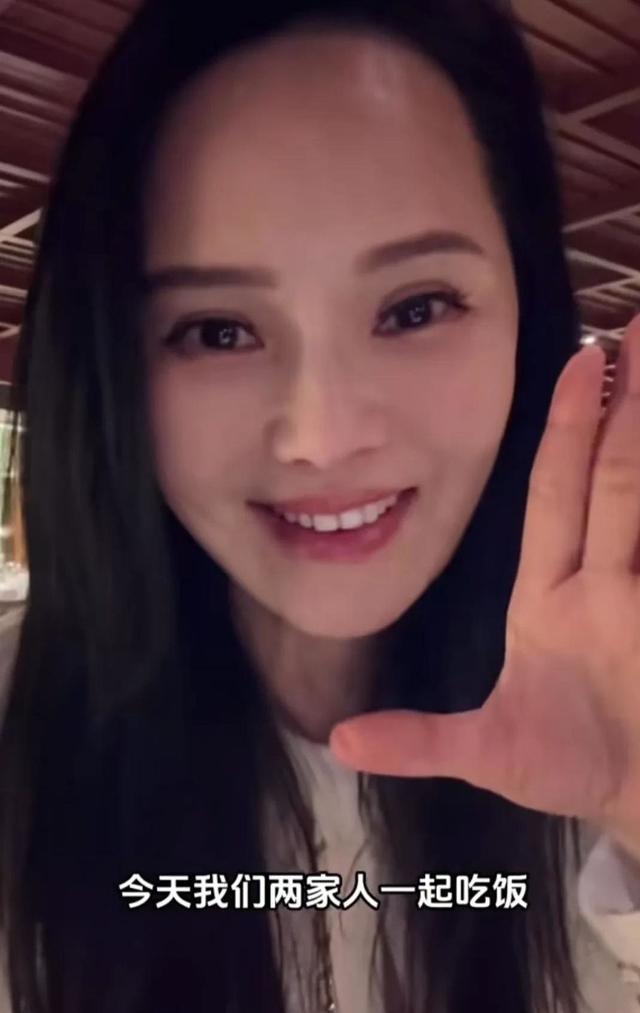 伊能静全家团聚