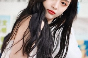 吴宣仪白色吊带穿搭，尽显海南腿精魅力