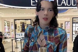 向佐西湖七彩羽绒斗篷造型引热议