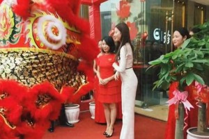 刘亦菲小县城现身引热议：腰臀比惊艳，真实感获赞