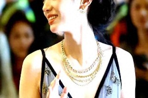 周也上海电影节深V吊带裙惊艳亮相，公主盘发优雅甜美