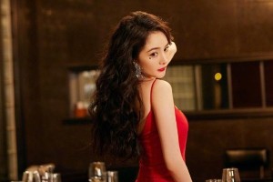 杨幂丝袜穿搭指南：冬季性感显瘦秘诀