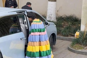 向佐杭州商演奇装异服引热议，鸡蛋饼造型丑爆网络