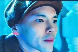 向佐扇自己巴掌背后的艺术与情感解读